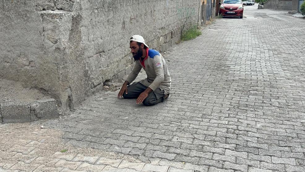 Denetimden kaçarken yakalandı, namaza durdu
