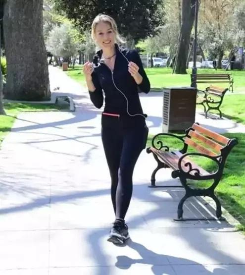 BADE İŞÇİLİN GÜZELLİK SIRRI Kim der ki 41 yaşında Ne aç kalıyor ne de kendini ödülsüz bırakıyor
