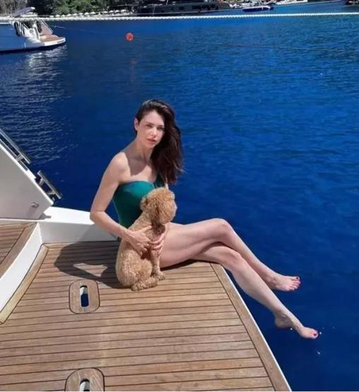Nefise Karatay’ın Tekne Pozları Sanal Medyayı Salladı