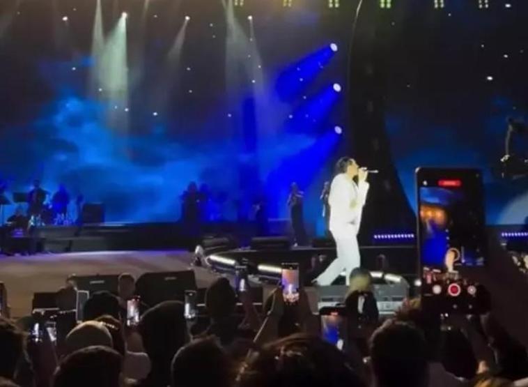 Sahne Kazası Bayhan Şarkı Söylerken Düşüp Yere Kapandı, O Anlar Kamerada