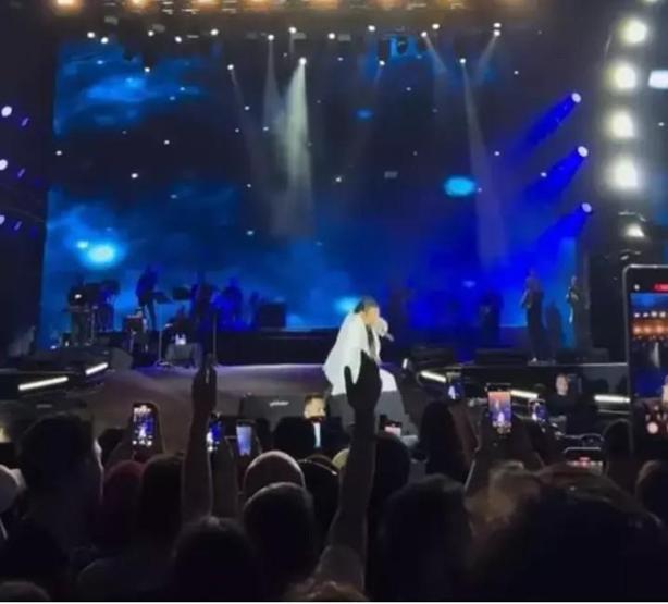 Sahne Kazası Bayhan Şarkı Söylerken Düşüp Yere Kapandı, O Anlar Kamerada