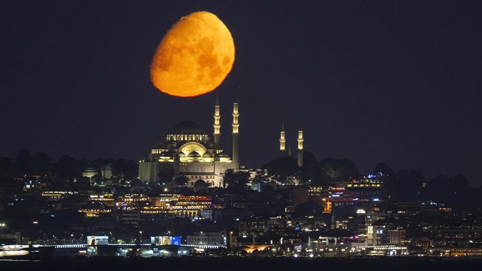 İstanbulda görsel şölen: Ay manzarası, görenleri adeta büyüledi