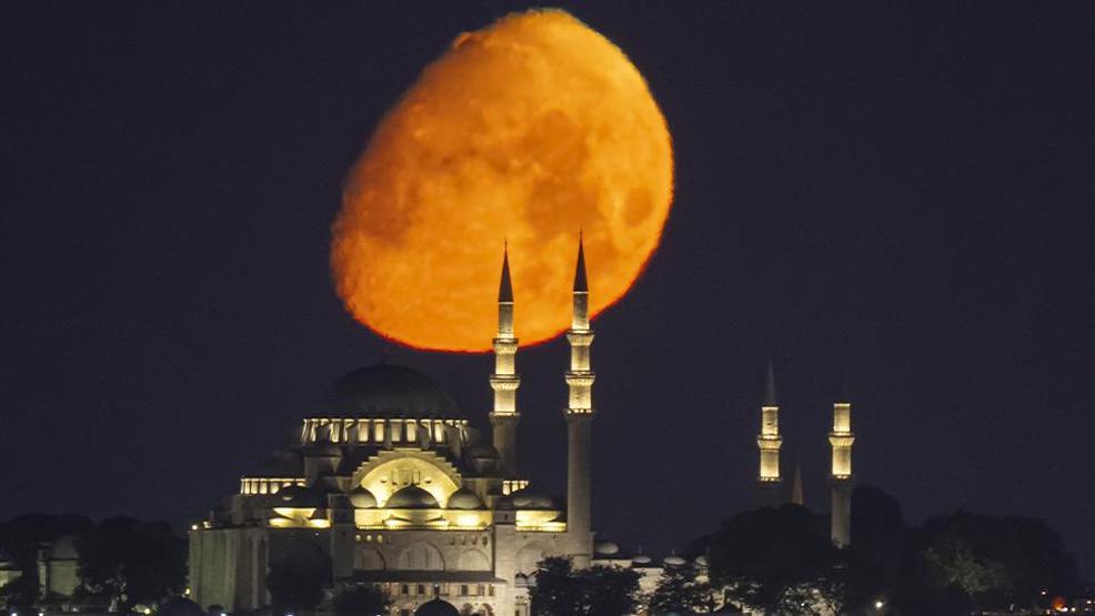 İstanbulda görsel şölen: Ay manzarası, görenleri adeta büyüledi