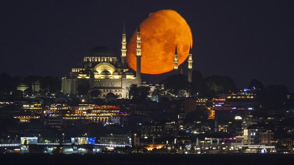 İstanbulda görsel şölen: Ay manzarası, görenleri adeta büyüledi