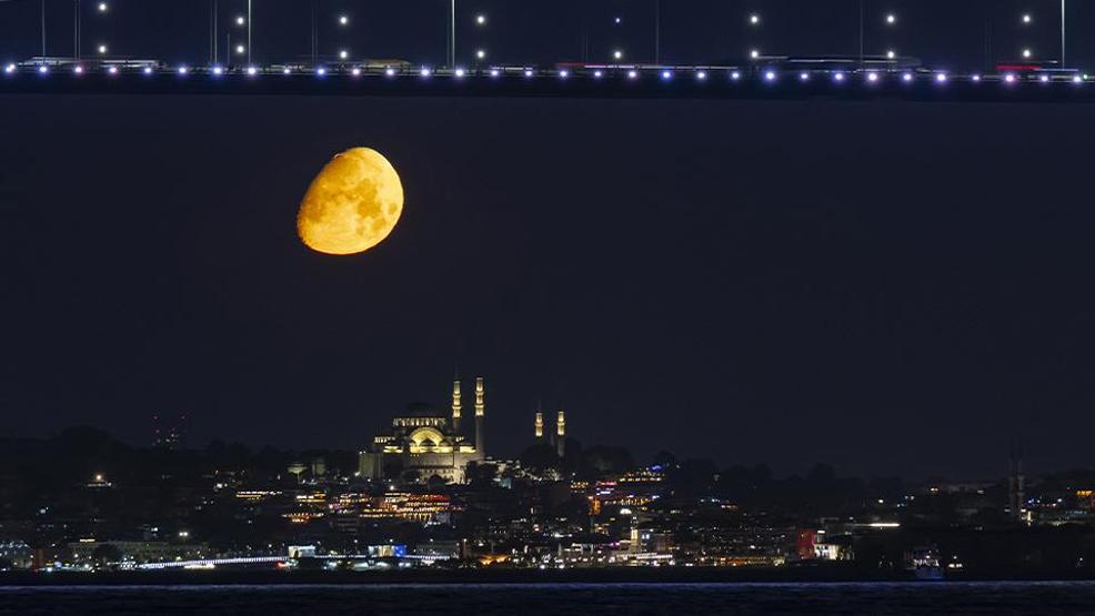 İstanbulda görsel şölen: Ay manzarası, görenleri adeta büyüledi