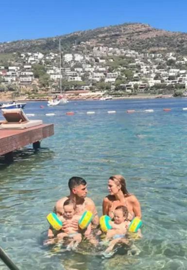 Aile Boyu Tatil Yasemin Şefkatli Ve İdo Tatlıses İkizleriyle Tatilin Tadını Çıkardı