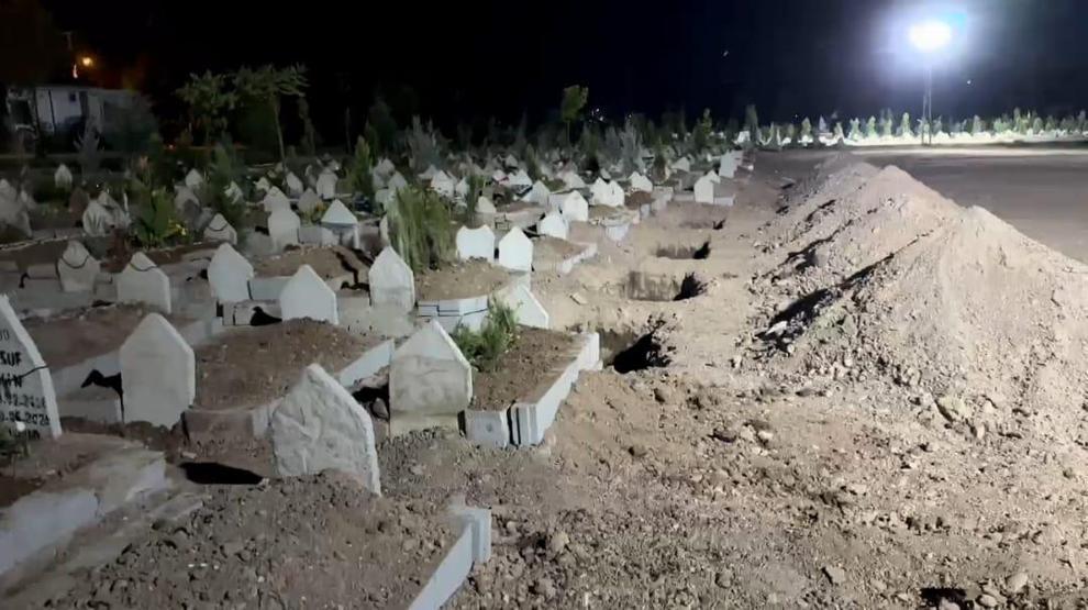 Mezarlık ziyaretine giden aile şoka uğradı Gece yarısı cenazeyi başka yere taşımışlar