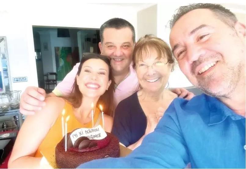 Ata Demirer, Yeni Yaşını Sevgilisi Dilara Alemdar ile Kutladı