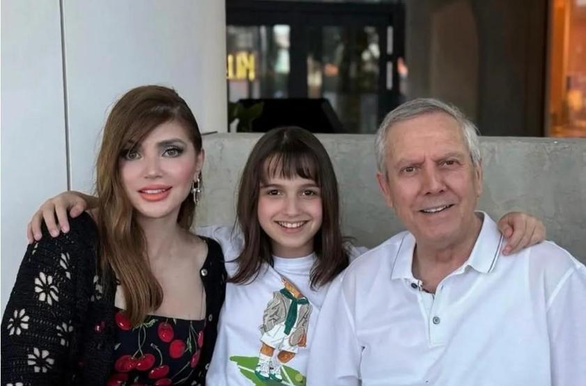 Gonca Yıldırım, Eşi Aziz Yıldırım ve Kızı Yaz ile Aile Fotoğrafını Paylaştı