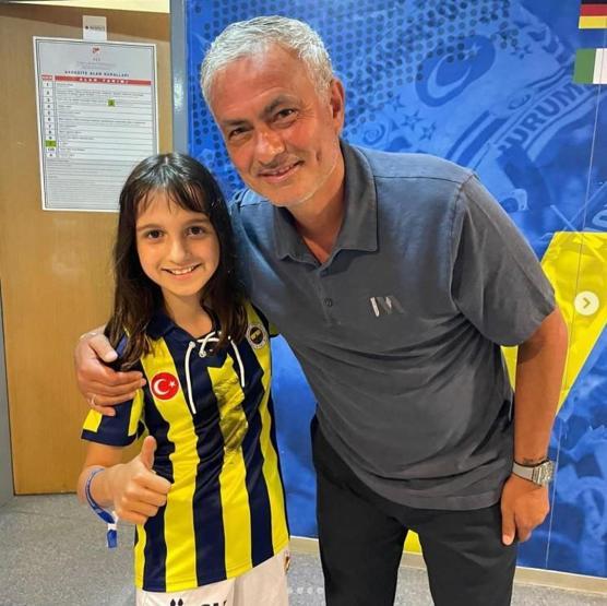 Gonca Yıldırım, Eşi Aziz Yıldırım ve Kızı Yaz ile Aile Fotoğrafını Paylaştı