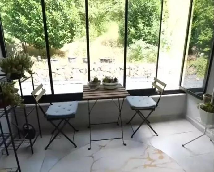 Ünlü Model Elif Ece Uzun’un İki Katlı Dağ Evi: Doğayla İç İçe Huzurlu Bir Yaşam