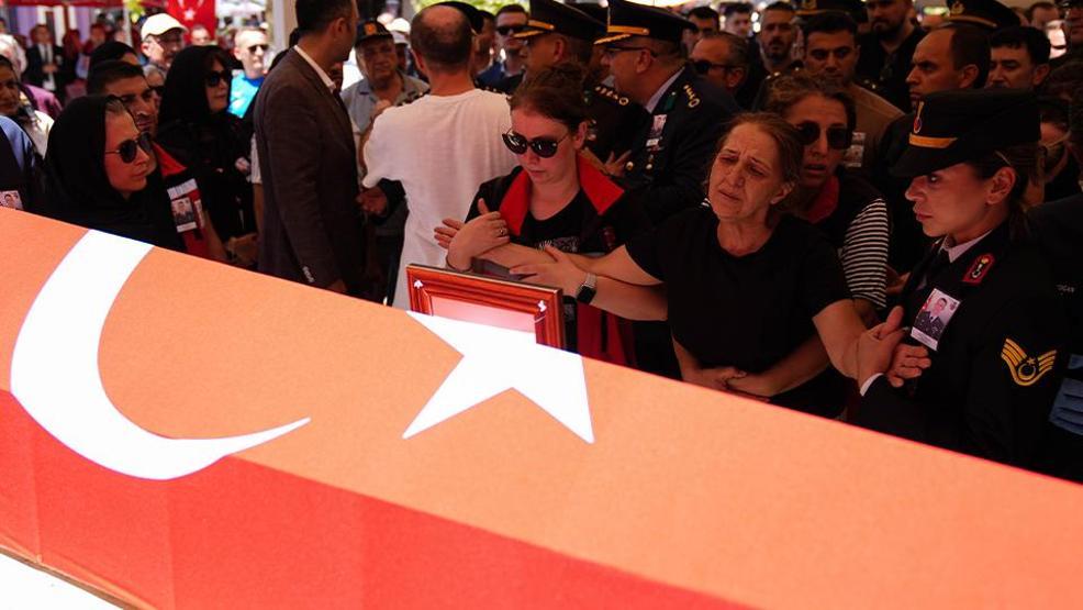 Yürekleri parçalayan an: Minik Denizin şehit babasına son bakışı