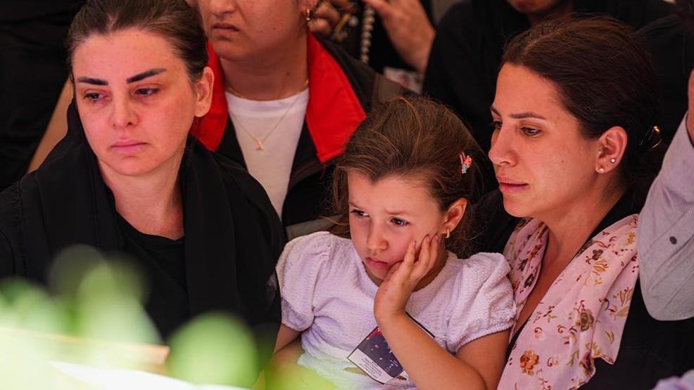 Yürekleri parçalayan an: Minik Denizin şehit babasına son bakışı