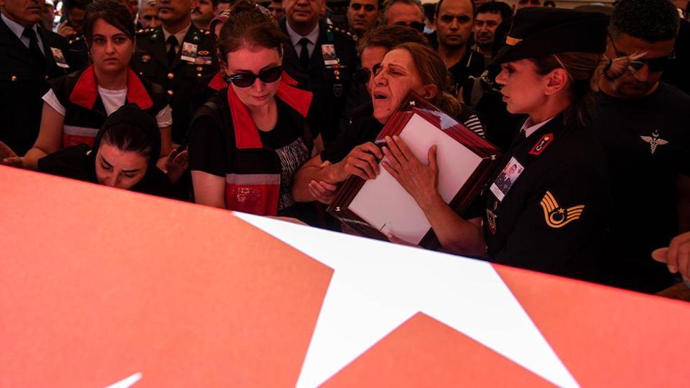 Yürekleri parçalayan an: Minik Denizin şehit babasına son bakışı