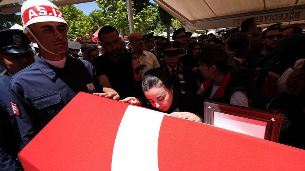 Yürekleri parçalayan an: Minik Denizin şehit babasına son bakışı