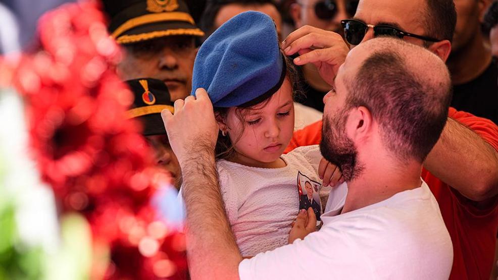 Yürekleri parçalayan an: Minik Denizin şehit babasına son bakışı