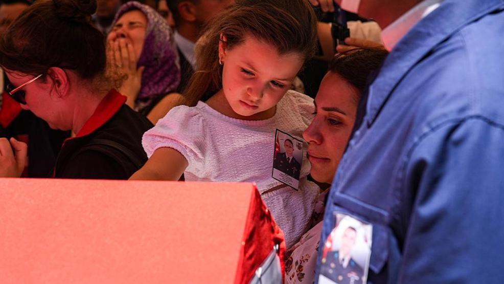 Yürekleri parçalayan an: Minik Denizin şehit babasına son bakışı