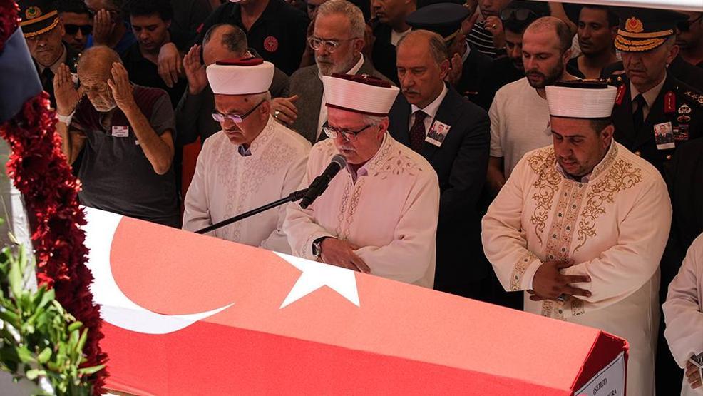 Yürekleri parçalayan an: Minik Denizin şehit babasına son bakışı