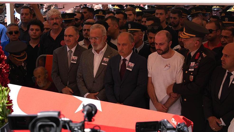 Yürekleri parçalayan an: Minik Denizin şehit babasına son bakışı
