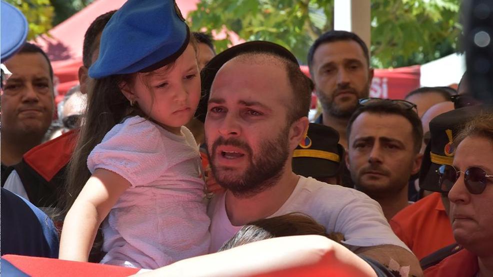 Yürekleri parçalayan an: Minik Denizin şehit babasına son bakışı