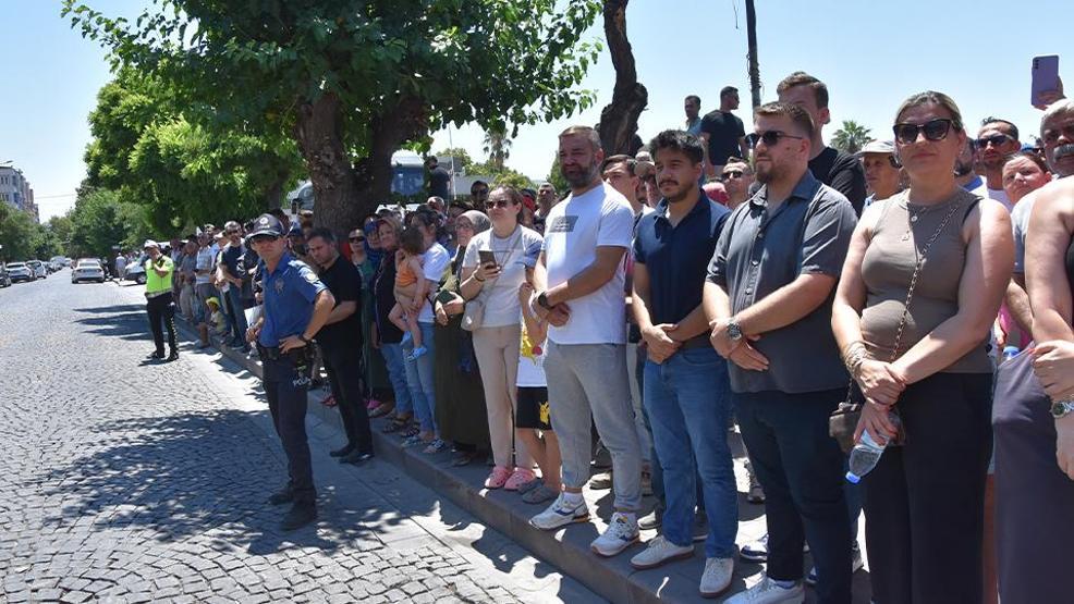 Yürekleri parçalayan an: Minik Denizin şehit babasına son bakışı