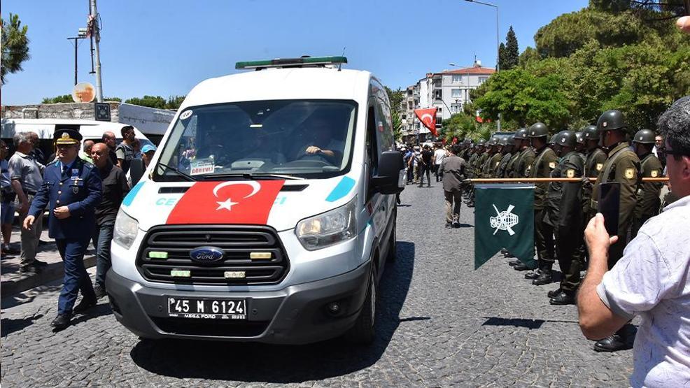 Yürekleri parçalayan an: Minik Denizin şehit babasına son bakışı