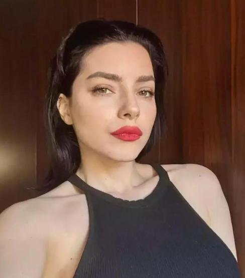 Merve Boluğur Havuz Pozuyla Olay Oldu