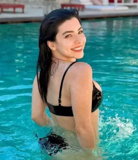 Merve Boluğur Havuz Pozuyla Olay Oldu