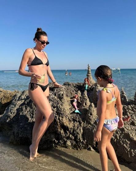 Kenan İmirzalıoğlunun güzeller güzeli eşi Sinem Kobaldan tatil paylaşımı: DENİZ KIZLARI DİYARI