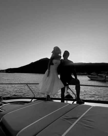 TEKNEDE ROMANTİK ANLAR Özcan Deniz ve Samar Dadgardan aşk dolu pozlar
