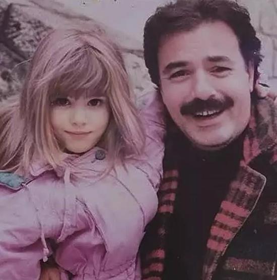 Tuğçe Tayfurdan Duygusal Paylaşım: Ama Yine de Elin Omzumda