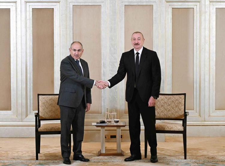 Kritik zirveden ilk görüntüler: Aliyev ve Paşinyan, Abu Dabide bir araya geldi