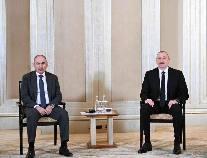 Kritik zirveden ilk görüntüler: Aliyev ve Paşinyan, Abu Dabide bir araya geldi