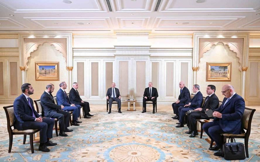 Kritik zirveden ilk görüntüler: Aliyev ve Paşinyan, Abu Dabide bir araya geldi