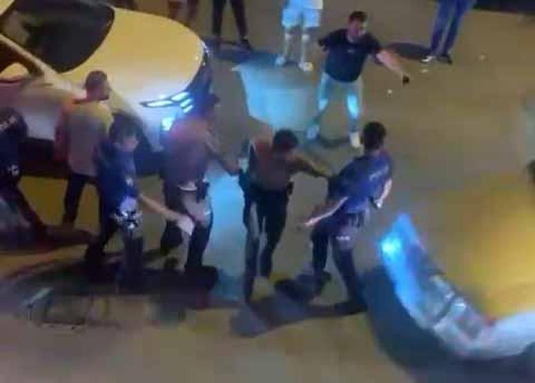 Bir şehri ayağa kaldırdı: Firar etti, polisleri ezdi, resmi araca çarptı