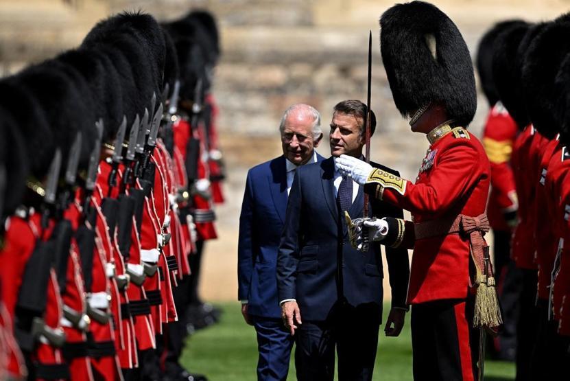 İngiltere’yi Karıştıran Görüntüler Tepki Yağdı: Macron’dan Windsor’da ‘Napolyon’ Yürüyüşü...