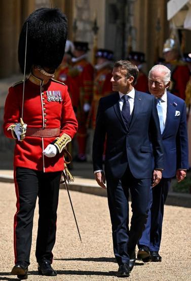 İngiltere’yi Karıştıran Görüntüler Tepki Yağdı: Macron’dan Windsor’da ‘Napolyon’ Yürüyüşü...