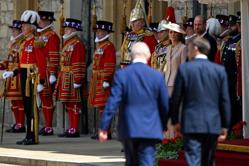 İngiltere’yi Karıştıran Görüntüler Tepki Yağdı: Macron’dan Windsor’da ‘Napolyon’ Yürüyüşü...