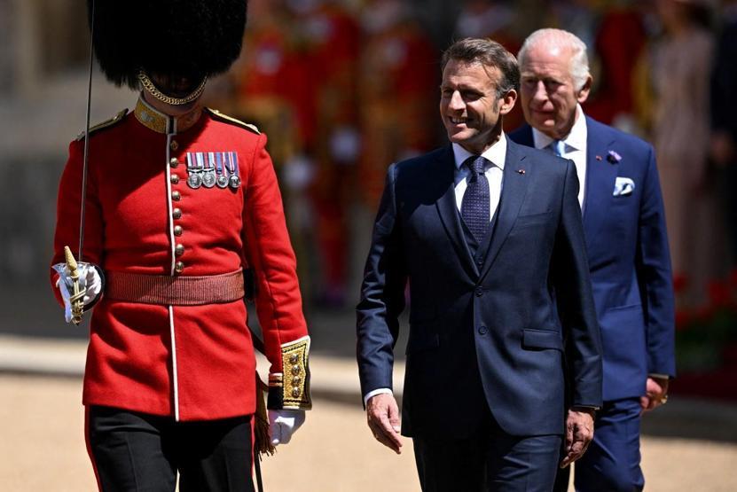 İngiltere’yi Karıştıran Görüntüler Tepki Yağdı: Macron’dan Windsor’da ‘Napolyon’ Yürüyüşü...