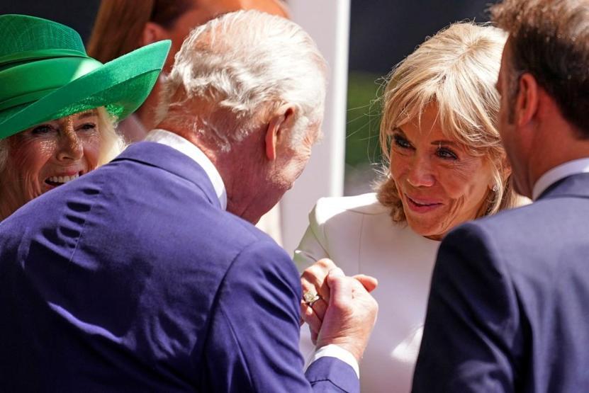 İngiltere’yi Karıştıran Görüntüler Tepki Yağdı: Macron’dan Windsor’da ‘Napolyon’ Yürüyüşü...