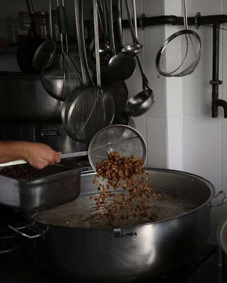 BEREKETİN SİMGESİ Dünyanın En Eski Tatlısı Olarak Biliniyor... Tarifi Yok Ancak Çok Önemli Bir Sırrı Var Ustası Lezzetli Aşurenin Püf Noktasını Açıkladı