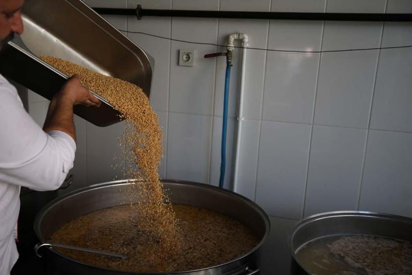 BEREKETİN SİMGESİ Dünyanın En Eski Tatlısı Olarak Biliniyor... Tarifi Yok Ancak Çok Önemli Bir Sırrı Var Ustası Lezzetli Aşurenin Püf Noktasını Açıkladı