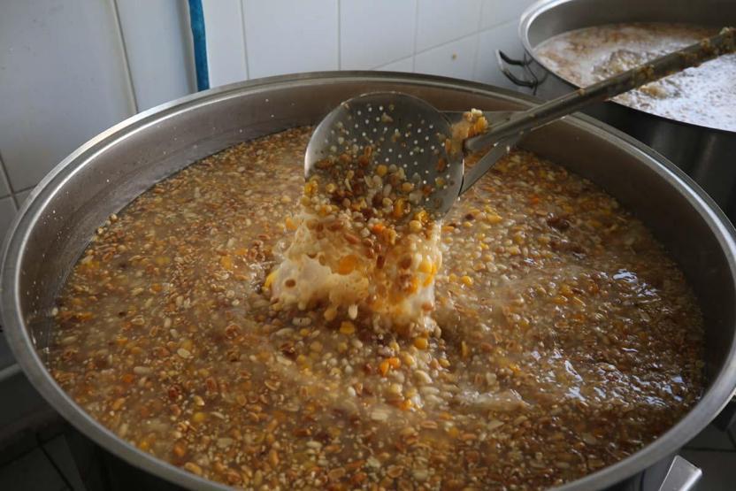 BEREKETİN SİMGESİ Dünyanın En Eski Tatlısı Olarak Biliniyor... Tarifi Yok Ancak Çok Önemli Bir Sırrı Var Ustası Lezzetli Aşurenin Püf Noktasını Açıkladı