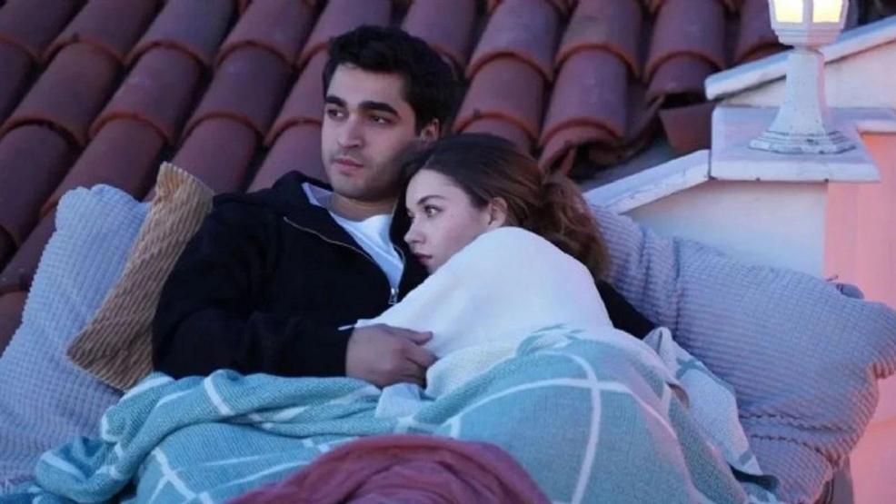 Yalı Çapkınının Feriti Mert Ramazan Demir yeni sevgilisi ile dudak dudağa Gören aynı şeyi söyledi: Afra Saraçoğlunun kopyası