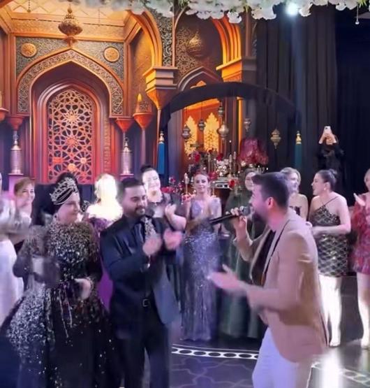 Kadir Ezildi ve Gamze Türkmen siyahlar içinde KINA GECESİNDE BÖYLE COŞTULAR