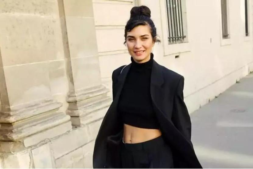 Tuba Büyüküstün’den Yaz Pozları: Paylaştığı Notla Dikkat Çekti