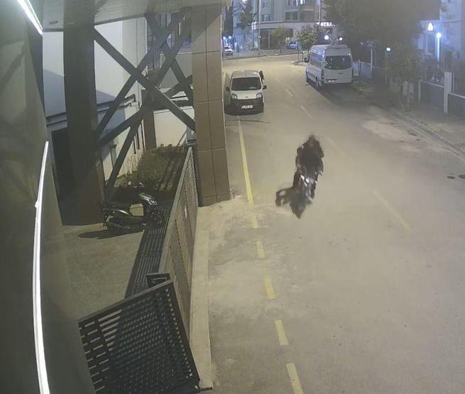 Kapkaççılar, Esraya dehşeti yaşattı: 6 bin TL’lik çanta için metrelerce sürüklediler