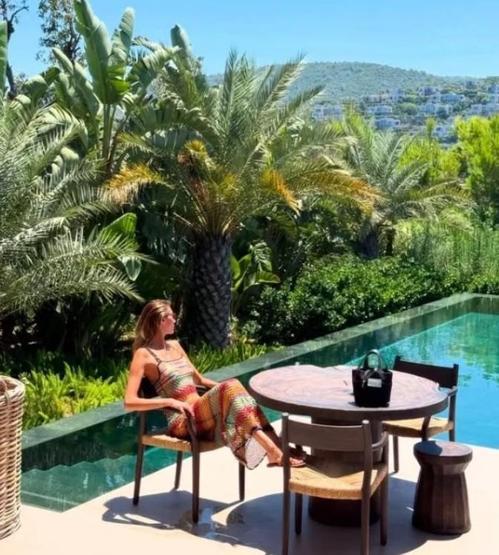 Şevval Şahinden Tatilde Bikinili Paylaşım: Fit Vücudu ile Göz Kamaştırdı