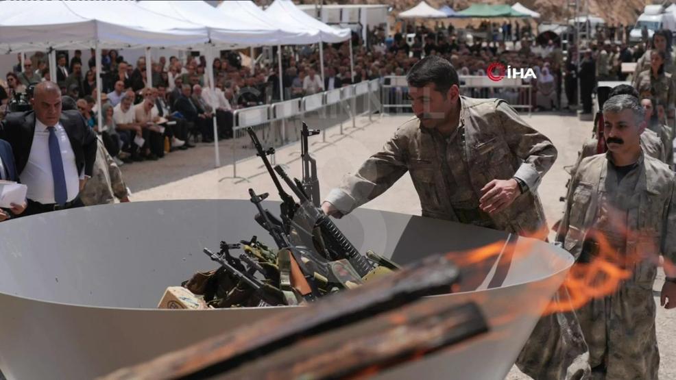 İşte kare kare o an: PKK silahları böyle yaktı