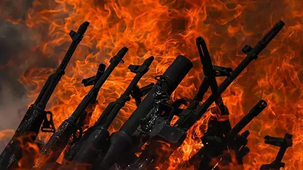 İşte kare kare o an: PKK silahları böyle yaktı